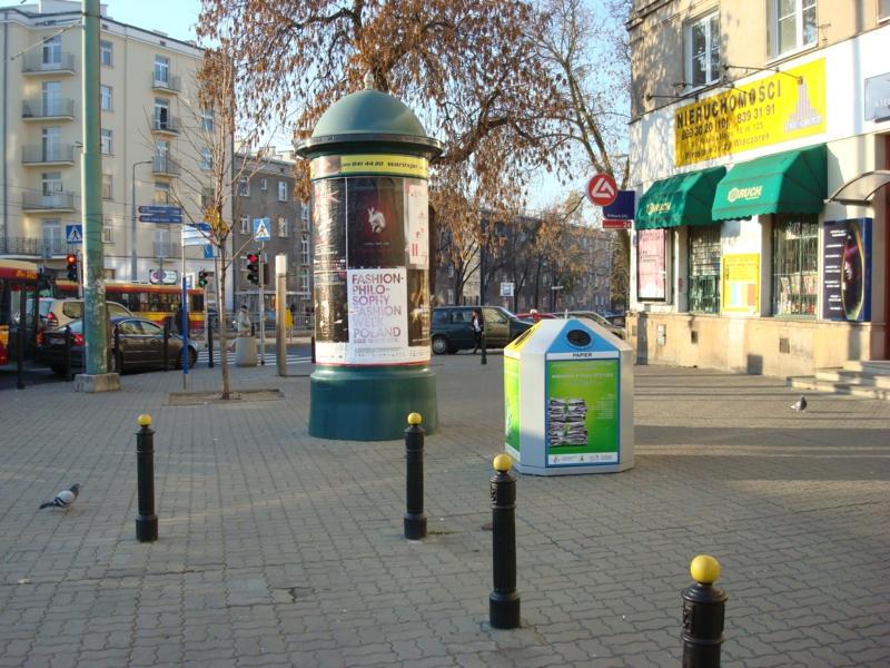 5) Po północno-zachodniej stronie przystanku Plac Wilsona 8 występuje duże zagęszczenie obiektów małej architektury kosze na śmieci, słupki, budki telefoniczne, słup ogłoszeniowy.