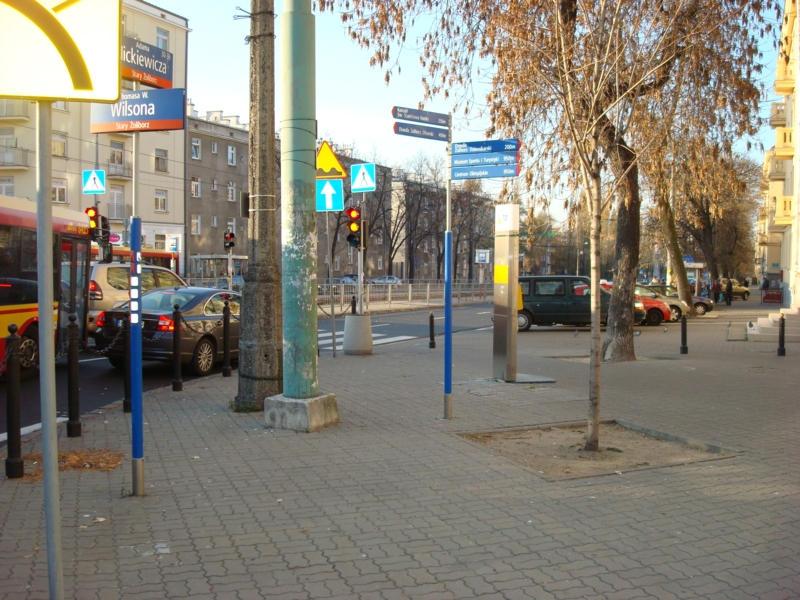 Fot. 5. Natłoczenie obiektów małej architektury w okolicy przystanku Plac Wilsona 8. Fot: Paweł Szobski, 7.