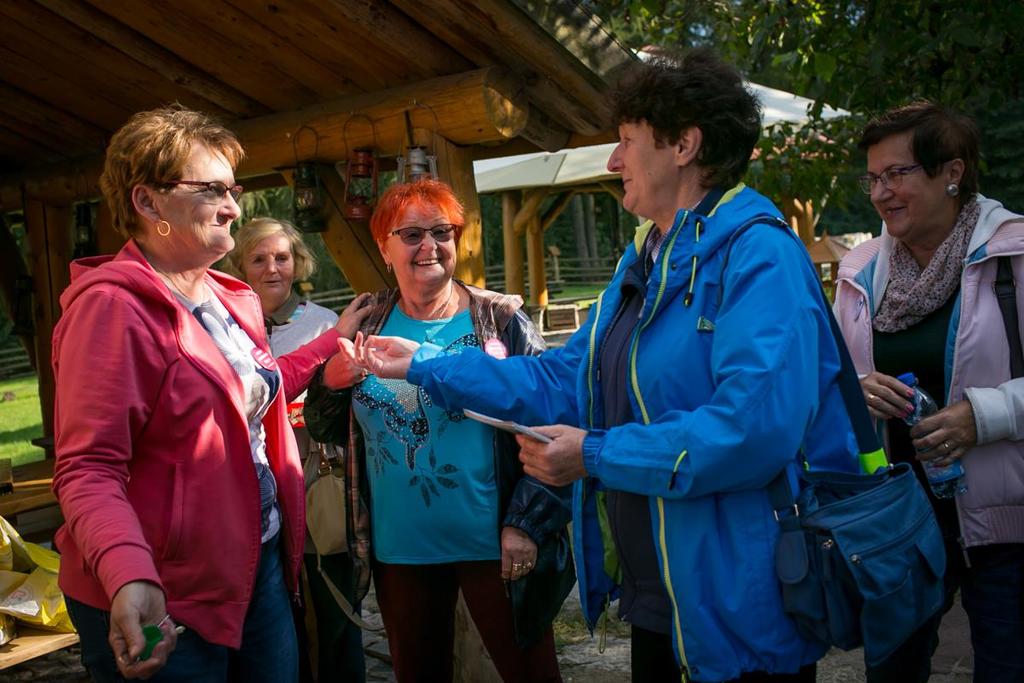 *** Dziś jest ostatnie spotkanie z wolontariuszami Uniwersytetu Trzeciego Wieku w Chrzanowie. Razem byli już w teatrze w Krakowie, uczestniczyli w Rajdzie Rodzinnym UTW.