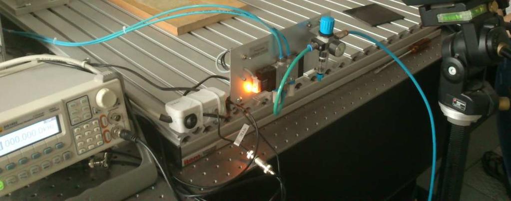 1) składające się z kamery termowizyjnej, głowicy ultradźwiękowej, generatora sygnałów oraz stołu antywibracyjnego, na którym umieszczony został analizowany obiekt. Rys. 1.