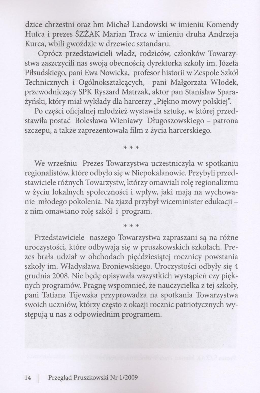 dzice chrzestni oraz hm Michał Landowski w imieniu Komendy Hufca i prezes ŚZŻAK Marian Tracz w imieniu druha Andrzeja Kurca, wbili gwoździe w drzewiec sztandaru.