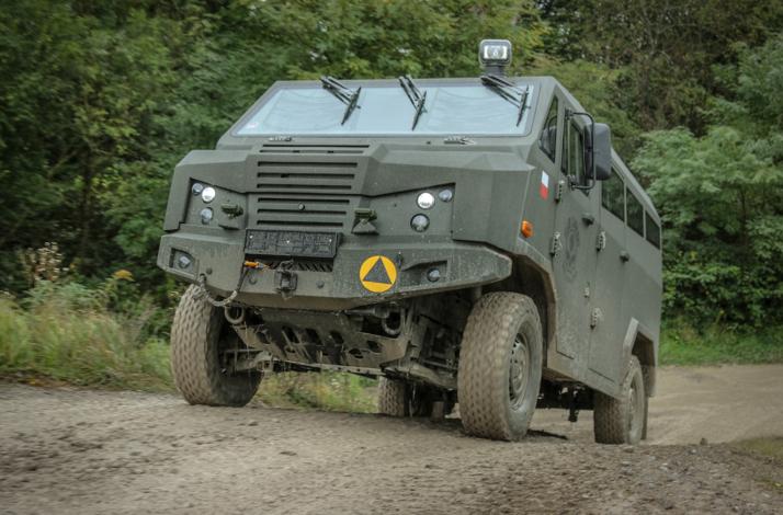 Obie wersje zostały wcześniej zaprezentowane podczas tegorocznych targów MSPO 2017 w Kielcach. Zostały opracowane z wykorzystaniem podwozia (tzw. rolling chassis ) Mercedes-Benz.