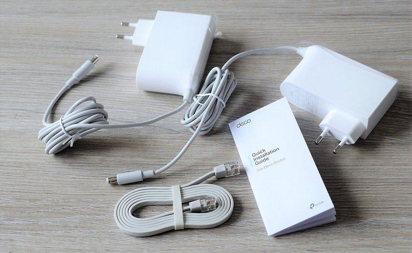 Na samej górze umieszczono diodę informującą o stanie pracy. Deco M9 Plus pokrywa biały plastik. Góra to mat, boki są błyszczące. Ciekawy wygląd urządzenia nie jest przypadkowy.