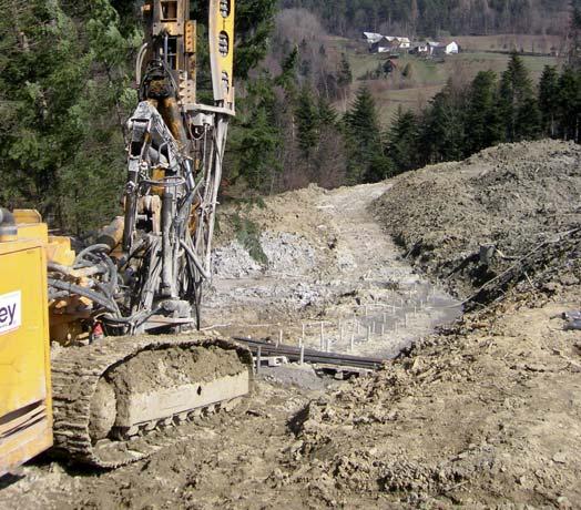 pv = 25.00 pv Nieco inaczej należy podchodzić do problemó osuiskoych na terenach, które pozornie nie są predestynoane do rozoju zjaisk geodynamicznych. 2.2. Bariery mikropaloe Według dostępnych statystyk, pokaźna liczba form osuiskoych rozija się na stokach o nachyleniu 12 18 o.