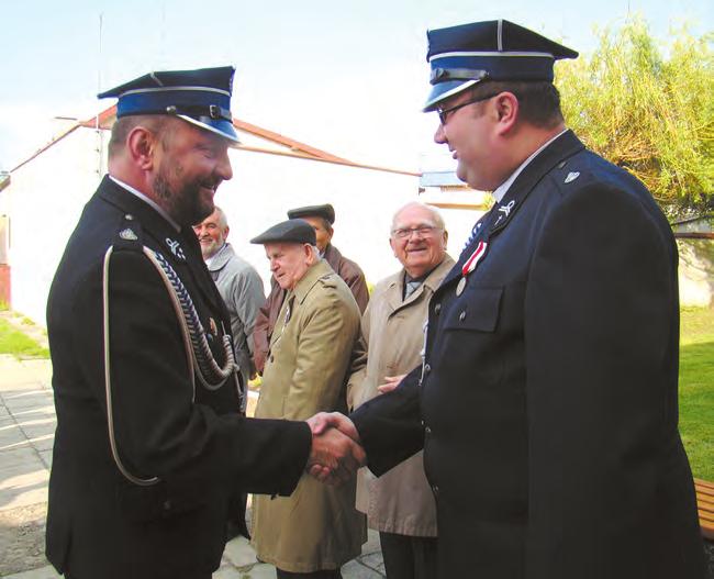 Marcin Rêbiœ, który jest jedynym w powie- Blisko setki W tym roku mija 95 lat od utworzenia w ytnie Ochotniczej Stra y Po arnej. Jubileusz uroczyœcie œwiêtowano 1 maja.