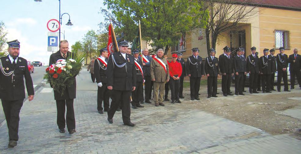Pawe³ Grabalski Wojciech Mordak (z lewej), prezes zarz¹du OSP w Przedborzu, sk³ada gratulacje kapelanowi przedborskiej jednostki ks.