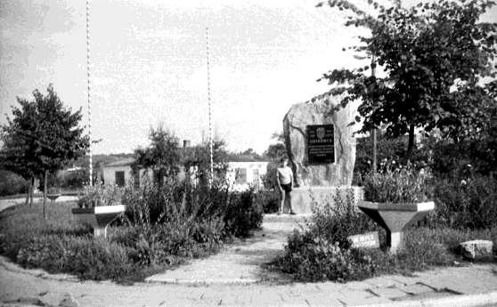 2 Zdjęcie 1 Rok 1971. Grabowiec, Rynek. Pomnik 700-lecia Grabowca. W tle budynek tzw. Murowanka.