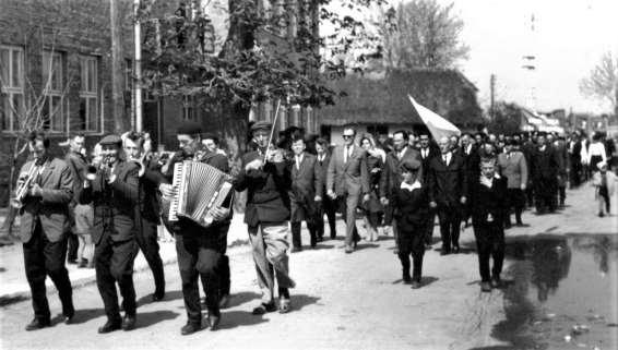 5 Zdjęcie 6 Rok 1971, 1 maja. Grabowiec. Czoło pochodu pierwszomajowego. W pierwszym rzędzie od lewej: Jan Pelc, Filip Świca, Zbigniew Makuch ze Świdnik (z akordeonem).