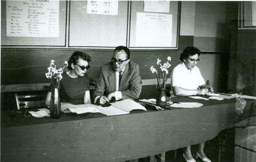 6 Zdjęcie 7 Rok 1971. LO Grabowiec. Matura, komisja egzaminacyjna. Od lewej siedzą: Celina Kołtun, Wojciech Mazurkiewicz, Stanisława Banaszkiewicz.