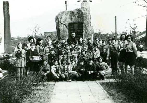 7 Zdjęcie 9 Rok 1971 (około). Grabowiec, Rynek. Przyrzeczenie harcerskie. Po lewej stoją (w głębi, starsze harcerki): Bożena Momot, Lucyna Adamczuk, Alicja Surma.