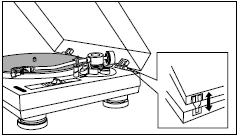 Instalacja 1. Proszę rozpakować zestaw i sprawdzić czy znajdują się tam: Talerz Mata poślizgowa Pokrywa 45-rpm adapter Przeciwwaga Główka ramienia Instrukcje 2.