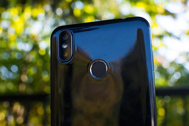 W dodatku na poziomie 5% kolejne prcoenty znikają w błyskawicznym tempie i po dwóch minutach telefon najzwyczajniej wyłącza się. Naładowanie akumulatora zajmuje ponad 2 godzin.