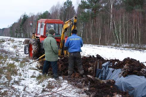 samej kopule. Schemat działania ścianki zobrazowano na rycinie 2. Ryc. 2. Zamontowanie ścianki przeciwfiltracyjnej podniesie nieznacznie poziom wód gruntowych obniżony w wyniku drenowania kopuły przez rzekę.