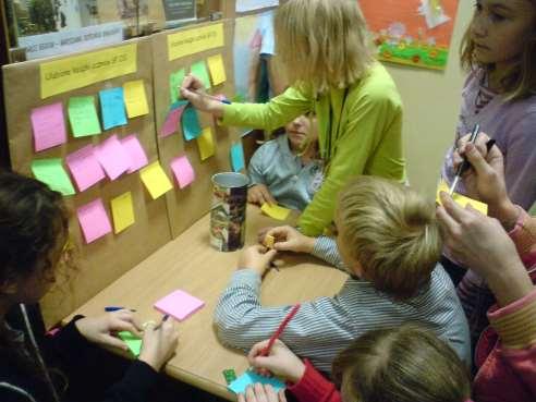 Każdy zwiedzający wystawę uczeń mógł na specjalnie przygotowanym