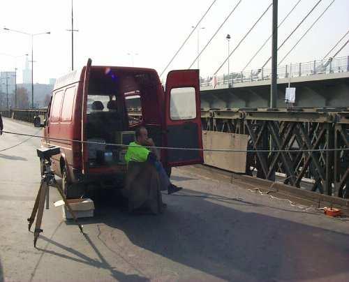 dynamicznych w trudno dostępnych punktach konstrukcji mostowych, opracowana na wydziale Mechaniki Precyzyjnej Politechniki Warszawskiej [7].