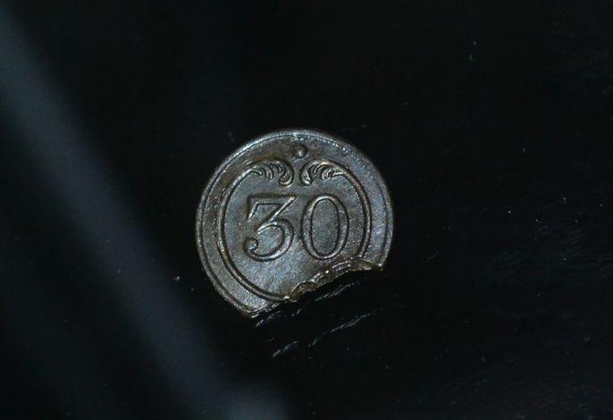 Jedno z najstarszych znalezisk guzik z munduru francuskiego żołnierza 30. Pułku piechoty liniowej z epoki napoleońskiej fot.