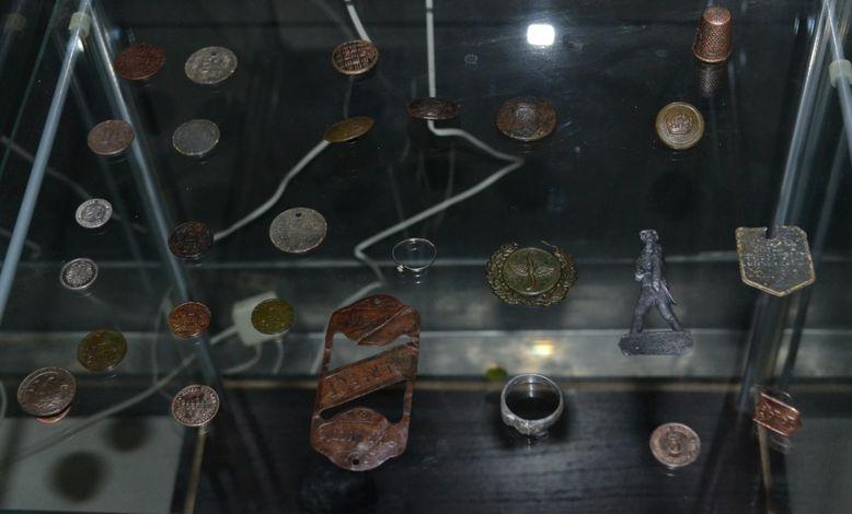 Po zwolnieniu obszaru przez saperów ekipa muzeum ponownie przebadała ten teren odnajdując dużo małych zabytków, np. monet i guzików. Część z nich już odrestaurowano fot. M.