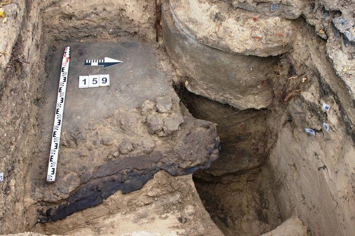Odsłonięty fragment narożnika posadzki pomieszczenia bojowego Warowni nr 5 oraz postawionej dokładnie w tym miejscu podstawy studzienki kanalizacji deszczowej fot.