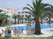 300 m od hotelu znajduje się port jachtowy Plaża: - piaszczysta - leżaki i parasole (bezpłatne), Pokoje: - klimatyzacja (15/06-15/09) - TV-Sat, telefon - Wi Fi w cenie, mini bar (płatny) - łazienka
