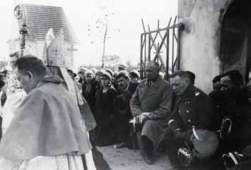 11 Msza święta polowa w Radzyminie, 1928 r. (?) Władysław Wojtkiewicz klęczy trzeci od prawej Orzekającego. 30 listopada 1933 r. został przeniesiony w stan spoczynku.
