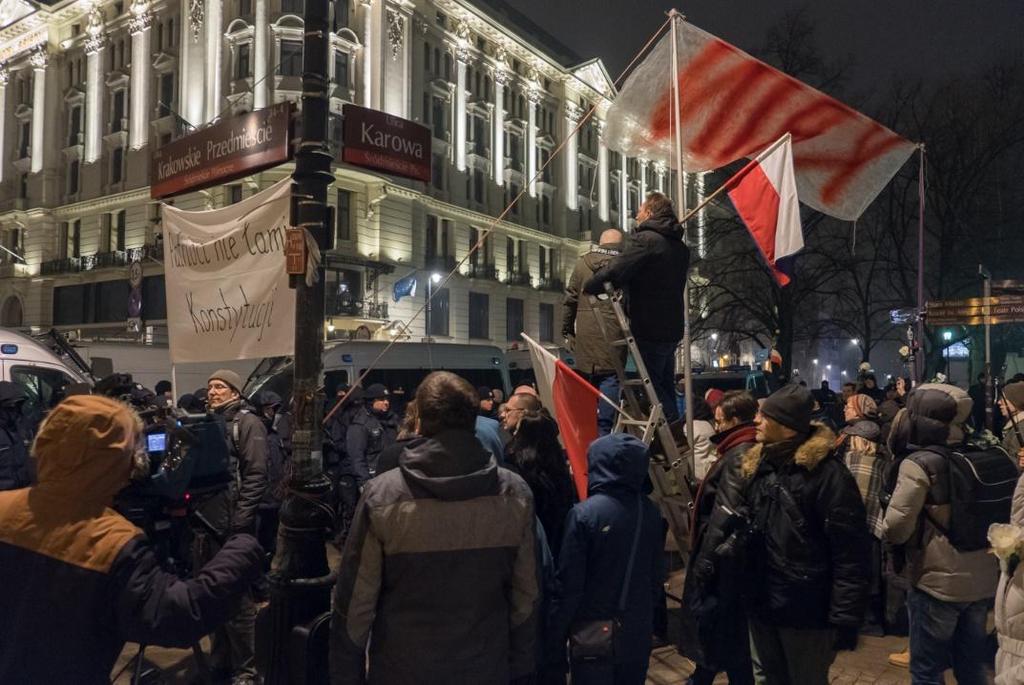 Zdjęcie: Uczestnicy zgromadzenia Obywateli Solidarnie w Akcji w oczekiwaniu na zgromadzenie cykliczne, godz. 20:32 V. WNIOSKI AMNESTY INTERNATIONAL Wszystkie obserwowane zgromadzenia były pokojowe.