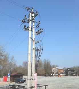 Na rysunku 7 przedstawiono widok słupa kablowego usytuowanego w bliskim sąsiedztwie zabudowy mieszkaniowej, wokół którego nie wykonano stosownego ogrodzenia ochronnego.