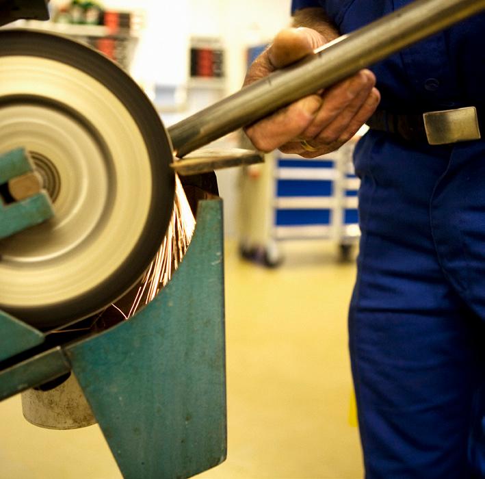 Ryzyko urazów oczu w miejscu pracy Ciała obce Znaczna część wypadków, przy których dochodzi do uszkodzeń oczu, to urazy mechaniczne, spowodowane przedostaniem się do