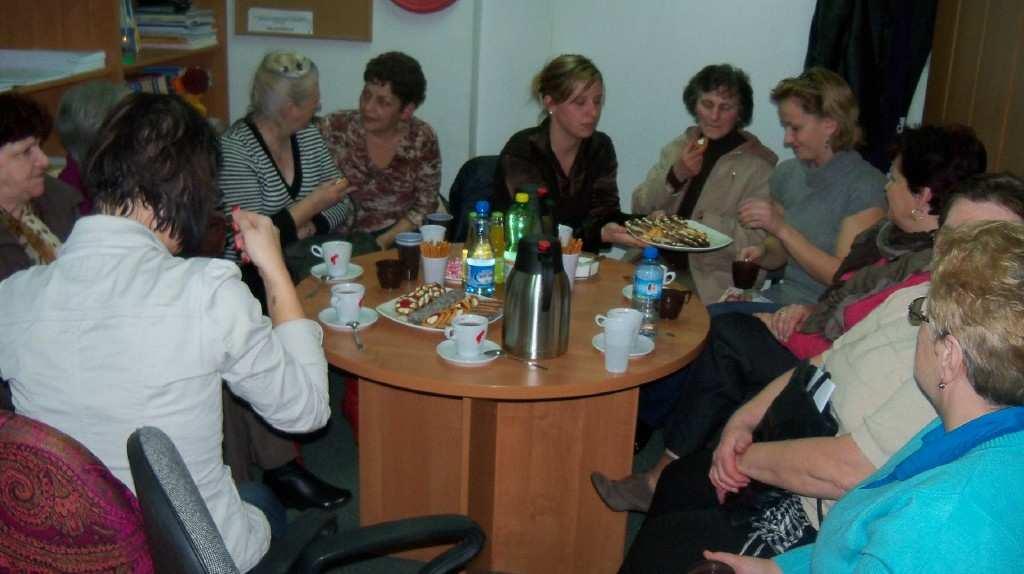 PROWADZENIE GRUP WSPARCIA DLA RODZIN ZASTĘPCZYCH, RODZICÓW BIOLOGICZNYCH ORAZ PEŁNOLETNICH WYCHOWANKÓW Z RODZIN ZASTĘPCZYCH W ramach realizowanego programu BliŜej rodziny zorganizowane zostały grupy