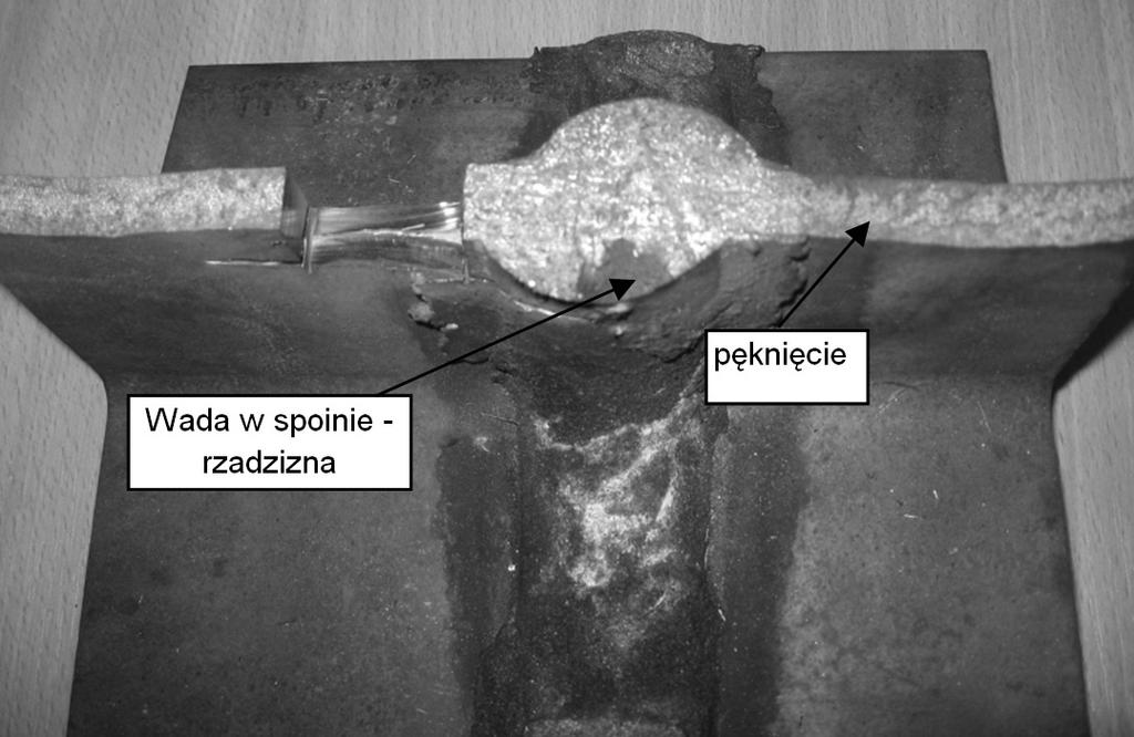 Przykład peknięcia szyny tramwajowej powstałego podczas spawania termitowego Na terenie budowy torowiska, odcinki szyn tramwajowych o długości 18 m, łączy się trwale spawając je na przykład