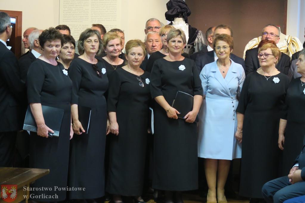 Nadzwyczajna sesja Rady Powiatu Gorlickiego miała miejsce w szymbarskim Kasztelu. Po wprowadzeniu sztandaru i odśpiewaniu hymnu, sesję otworzył przewodniczący Rady Powiatu Mirosław Waląg.