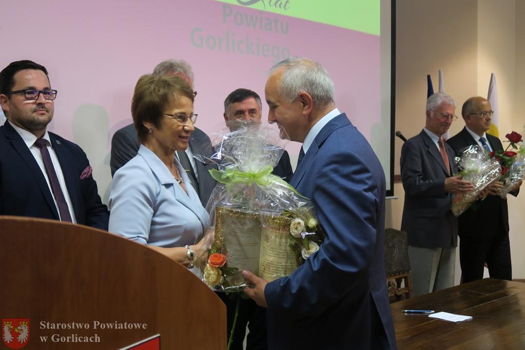 Podczas sesji przypomniano historię naszego powiatu, prezentację przygotował Daniel Markowicz dyrektor Wydziału Rozwoju i Inwestycji Starostwa Powiatowego.