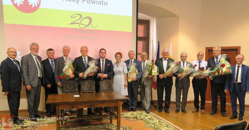 Kolejnym punktem było uhonorowanie osób, które kreowały historię ostatnich dwudziestu lat Powiatu: starostów, przewodniczących Rad Powiatu oraz radnych zasiadających w Radzie od 1998 roku do dnia