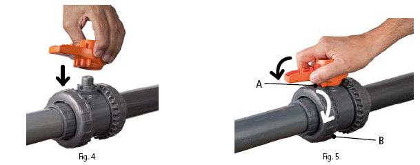 6) Obrócić pokrętło do góry nogami i nałożyć je na wrzeciono zaworu, aby dopasować ząbki (A) pokrętła do ząbków nakrętki (B) (Fig. 4-5).
