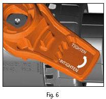Na pokrętle umieszczony jest opis, w którym kierunku należy ją przekręcić w celu dokręcenia (TIGHTEN) i luzowania (UNTIGHTEN) nakrętek (Fig. 6).