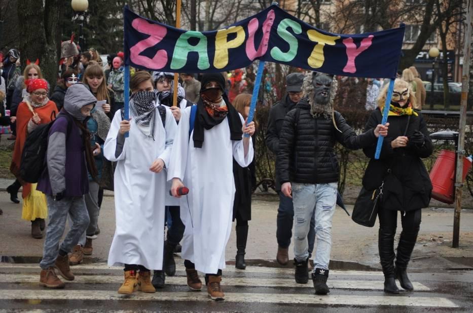 W XVII wieku śpiewano, że na zapusty "nie chcą państwo kapusty Urządzano kuligi z pochodniami, odwiedzano się wzajemnie wśród sąsiadów.