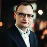 Do AXA PTE dołączył w 2006 roku, obejmując funkcje dyrektora pionu zarządzania aktywami oraz członka zarządu. Z rynkiem kapitałowym związany jest od 1994 roku.