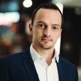 Zanim dołączył do zespołu AXA TFI, pracował jako konsultant w międzynarodowej firmie zajmującej się doradztwem strategicznym. Absolwent Szkoły Głównej Handlowej.