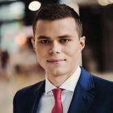 Doświadczenie zdobywał, pracując w domach maklerskich. Absolwent kierunku Finanse i Rachunkowość Szkoły Głównej Handlowej w Warszawie. Zarządza funduszami akcji.