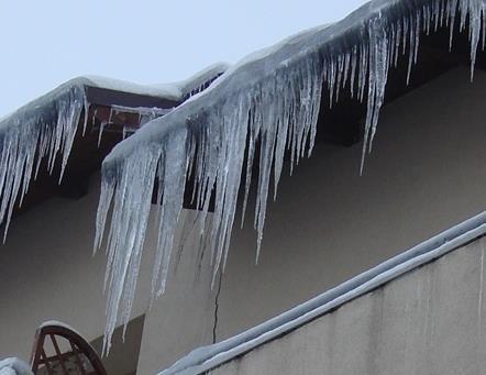 Pamiętaj, że zagrożenie dla zdrowia, a nawet Twojego życia, stanowią zwisające z balkonów i dachów masywne sople lodu.