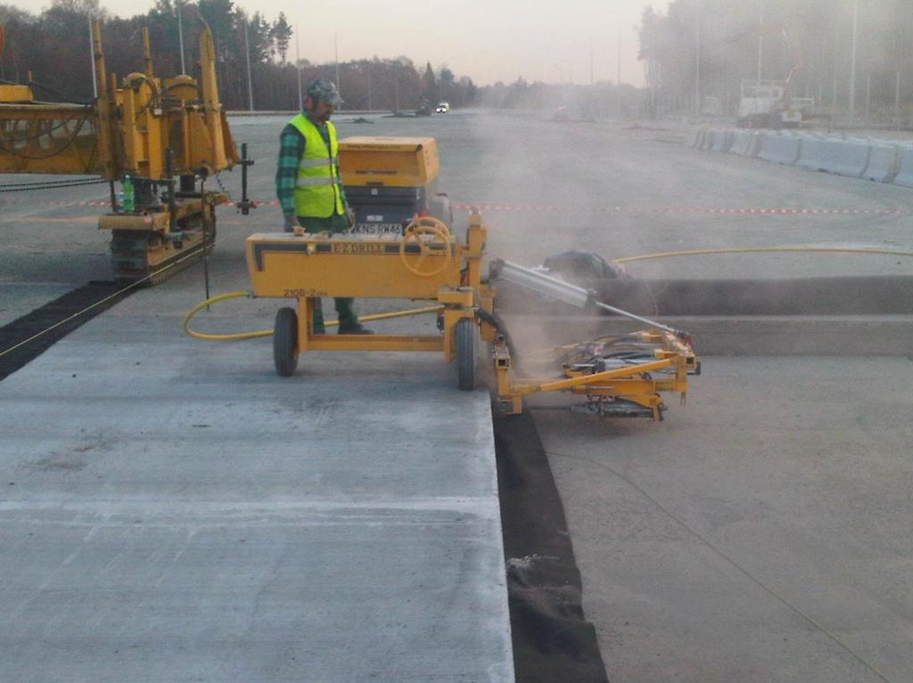 betonowaniem podtrzymujących w trakcie