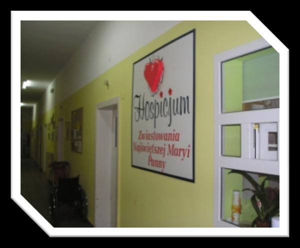 W hospicjum jest 10 łóżek, sale są jedno- i dwuosobowe. Placówka spełnia wszystkie wymogi stawiane przez NFZ, ponadto w skład zespołu interdyscyplinarnego wchodzi również terapeuta zajęciowy.