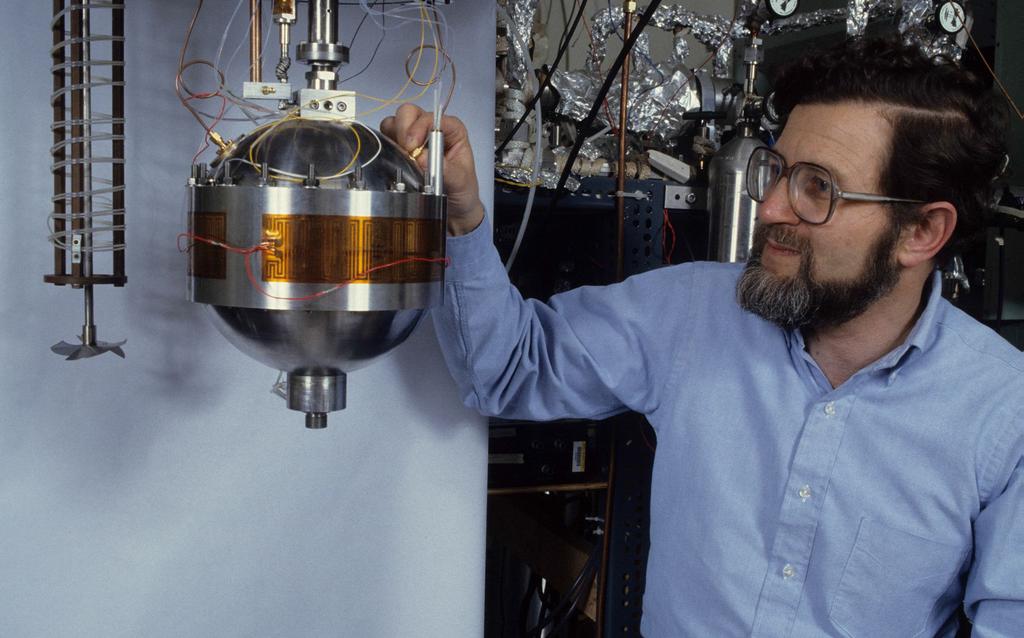 38 Foton 143, Zima 18 Rys. 1. Michael Moldover i zbudowana w jego zespole kulista wnęka rezonansowa przeznaczona do dokładnego wyznaczenia stałej Boltzmanna. Fotografia wykonana ok.