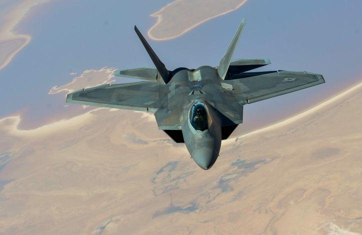 Jeden z samolotów F-22 biorących udział w operacji Inherent Resolve w Syrii (zdjęcie z 29 sierpnia 2017 r.). Fot.