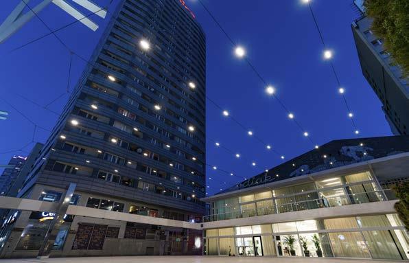 Unikalne rozwiązanie, równomierne oświetlenie Architekci z pracowni Gowin&Siuta oraz eksperci z Philips Lighting stworzyli unikatowy sufit świetlny, który znajduje się nad przestrzenią miejską, tuż