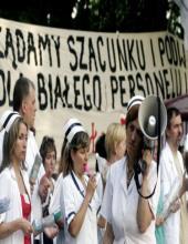 Konflikty istnieje między: mężczyznami a kobietami; rodzicami a dziećmi; białymi a mniejszościami etnicznymi; mieszkańcami miast i przedmieść (slumsów); katolikami a mniejszościami religijnymi;