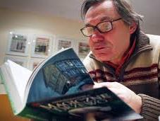 Moim ulubionym autorem jest Jeff Kiney Jest on pisarzem młodzieżowym oraz projektantem gier online Autor ten urodził się 19 lutego 1971 roku w USA Stał się on popularny dzięki serii książek