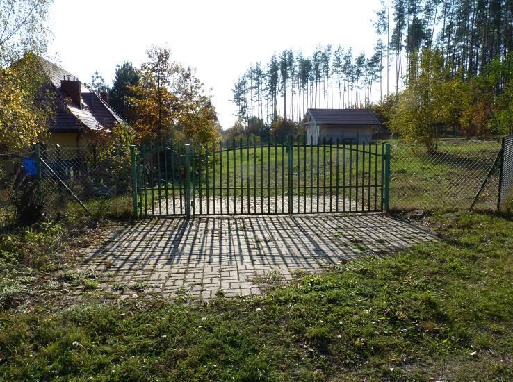 Zdjcie. Wjazd na teren objty opracowaniem od strony pónocnej. Zdjcie. Teren objty opracowaniem w czci centralnej.