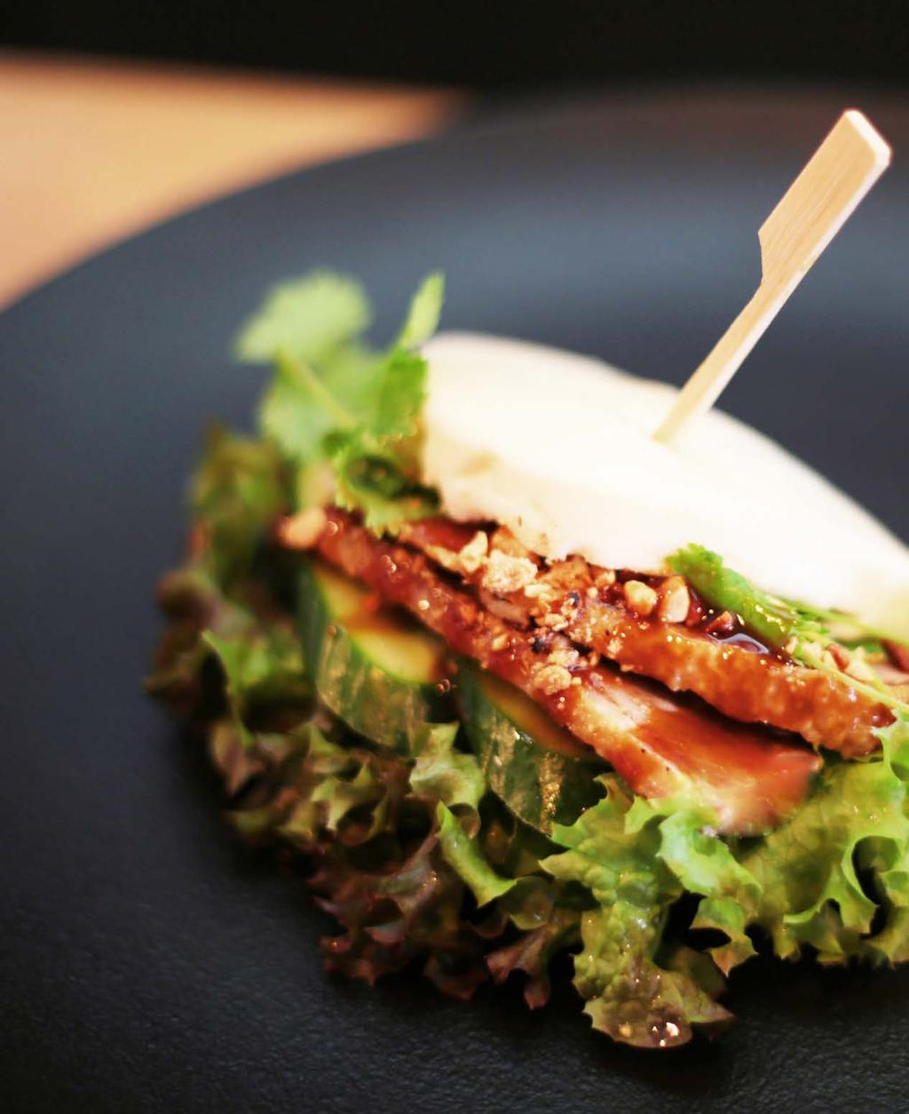 GUA BAO Puszyste Azjatyckie bułeczki Bao przyrządzane na parze. małe duże 1. Gua Bao z kaczką 13 zł 18 zł kaczka, orzechy, kolendra, sałata, ogórek, mayo, dip bao 2.
