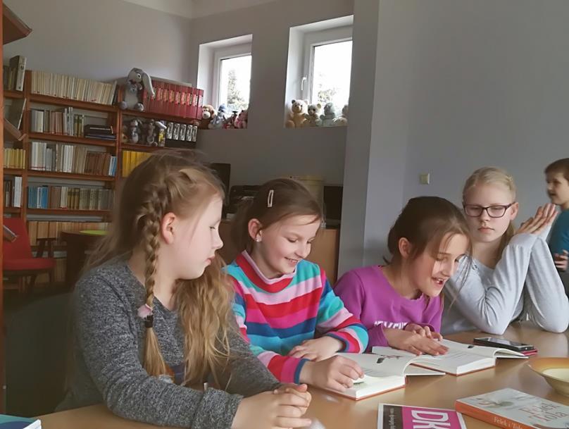wiedzy o nich dla tych, którzy są stałymi czytelnikami, a z drugiej zachęcenie do czytania książek ze względu na poruszane w nich tematy.
