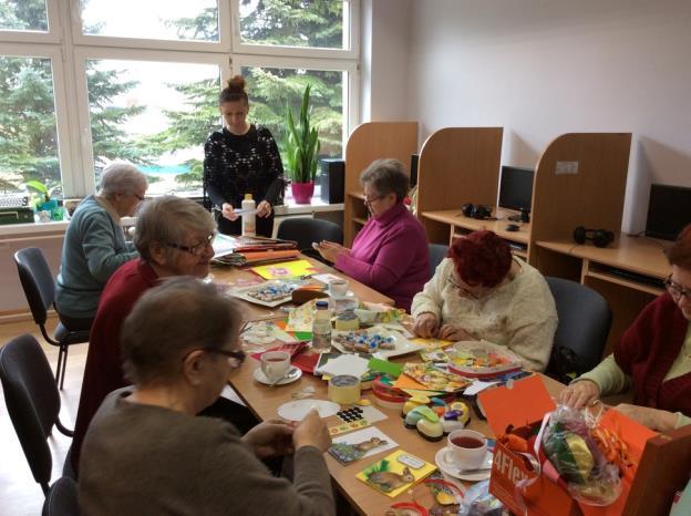 Niezmiennie w każdy piątek seniorki wspólnie rozwijały umiejętności manualne i tworzyły coś z